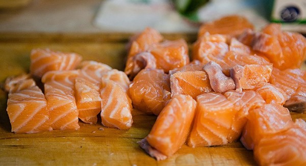 Салат из форели слабосоленой. Рецепты с огурцом, яйцом, авокадо, сыром, помидорами, творогом, рукколой