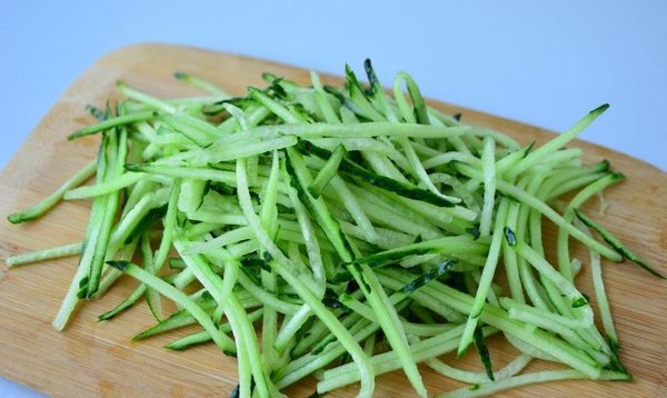 Салат из крабовых палочек и пекинской капусты. Рецепты вкусные с сухариками, кукурузой, огурцом, помидорами