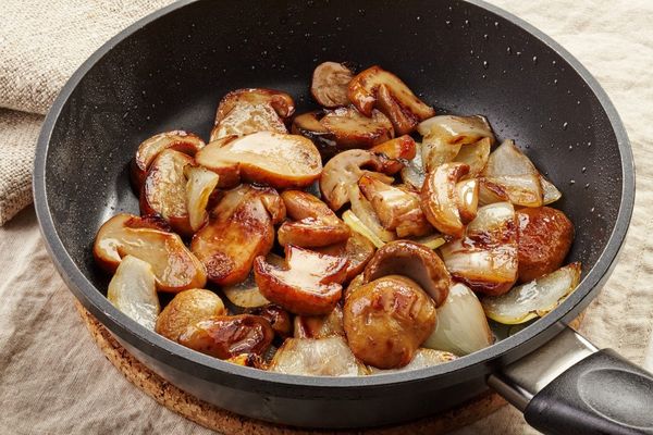 Салат из крабовых палочек и пекинской капусты. Рецепты вкусные с сухариками, кукурузой, огурцом, помидорами