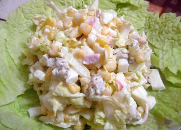Салат из крабовых палочек и пекинской капусты. Рецепты вкусные с сухариками, кукурузой, огурцом, помидорами