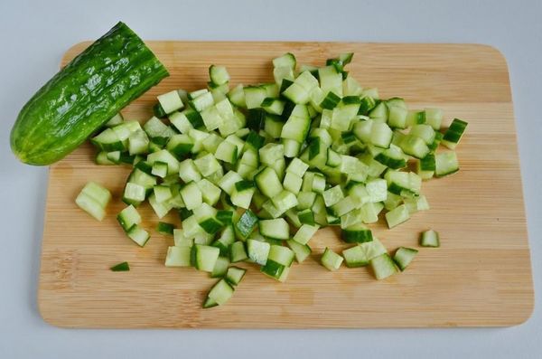 Салат из крабовых палочек и пекинской капусты. Рецепты вкусные с сухариками, кукурузой, огурцом, помидорами