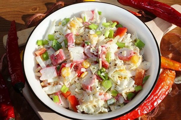 Салат из крабовых палочек и пекинской капусты. Рецепты вкусные с сухариками, кукурузой, огурцом, помидорами