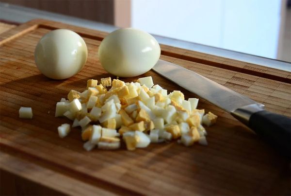 Салат из крабовых палочек и пекинской капусты. Рецепты вкусные с сухариками, кукурузой, огурцом, помидорами