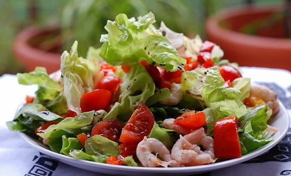 Салаты из креветок простые и вкусные с яйцом, огурцом, помидором, ананасом
