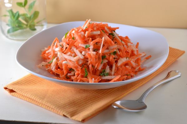 Салаты из яблока и моркови, яйца, сыра, капусты, свеклы, курицы, сельдерея, изюма пошагово