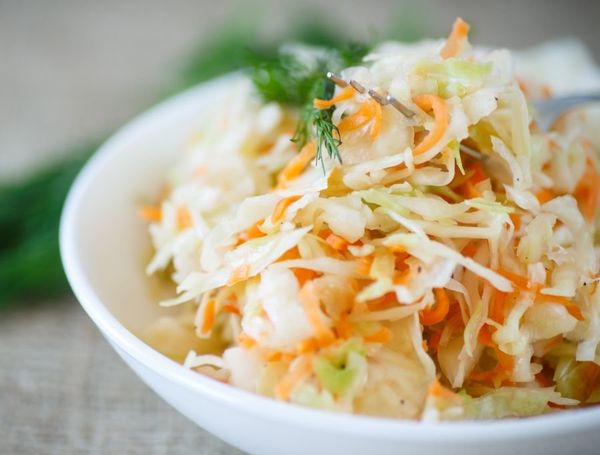 Салаты из яблока и моркови, яйца, сыра, капусты, свеклы, курицы, сельдерея, изюма пошагово