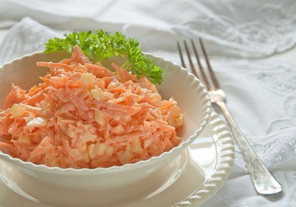 Салаты из яблока и моркови, яйца, сыра, капусты, свеклы, курицы, сельдерея, изюма пошагово
