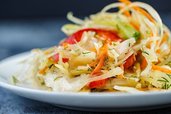 Салаты из яблока и моркови, яйца, сыра, капусты, свеклы, курицы, сельдерея, изюма пошагово