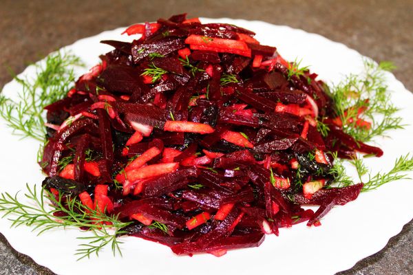 Салаты из яблока и моркови, яйца, сыра, капусты, свеклы, курицы, сельдерея, изюма пошагово