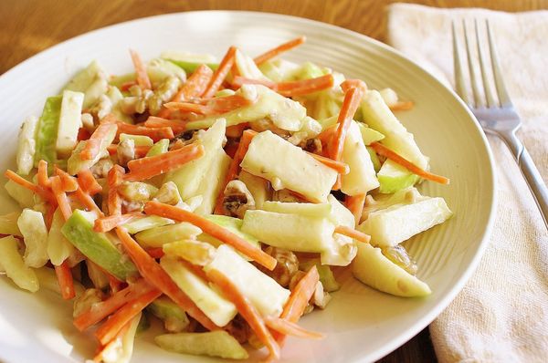 Салаты из яблока и моркови, яйца, сыра, капусты, свеклы, курицы, сельдерея, изюма пошагово