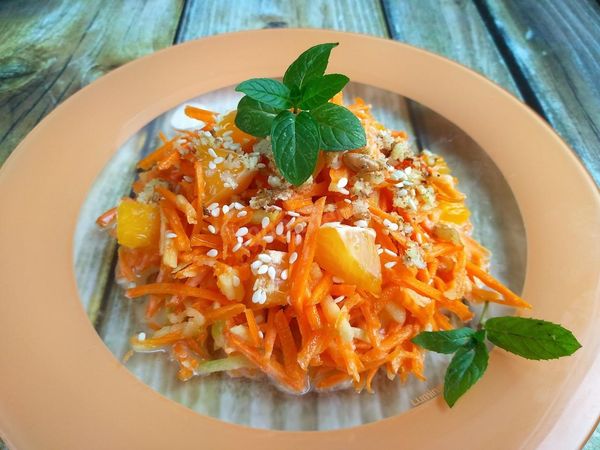 Салаты из яблока и моркови, яйца, сыра, капусты, свеклы, курицы, сельдерея, изюма пошагово