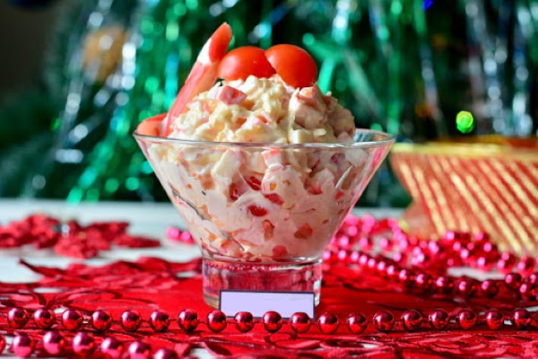 Салат Красное море с крабовыми палочками. Рецепт слоеный с помидорами, перцем, кальмарами, креветками