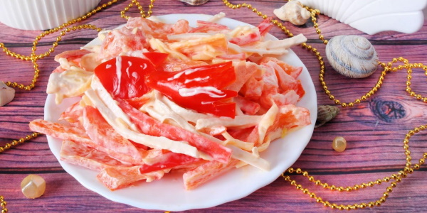 Салат Красное море с крабовыми палочками. Рецепт слоеный с помидорами, перцем, кальмарами, креветками