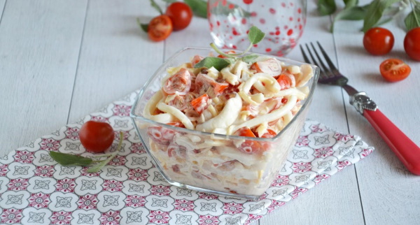 Салат Красное море с крабовыми палочками. Рецепт слоеный с помидорами, перцем, кальмарами, креветками