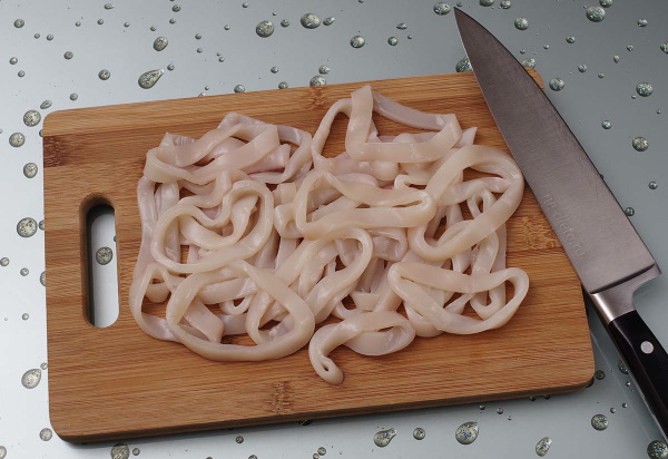 Салат Красное море с крабовыми палочками. Рецепт слоеный с помидорами, перцем, кальмарами, креветками