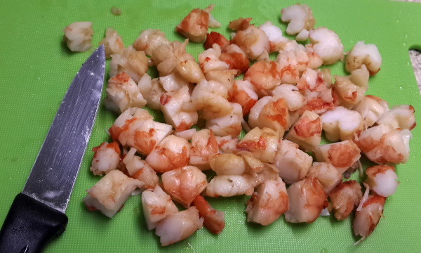 Салат Красное море с крабовыми палочками. Рецепт слоеный с помидорами, перцем, кальмарами, креветками