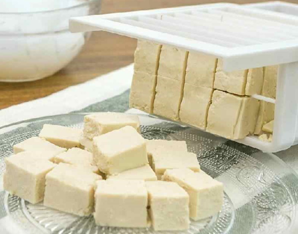 Салат Красное море с крабовыми палочками. Рецепт слоеный с помидорами, перцем, кальмарами, креветками