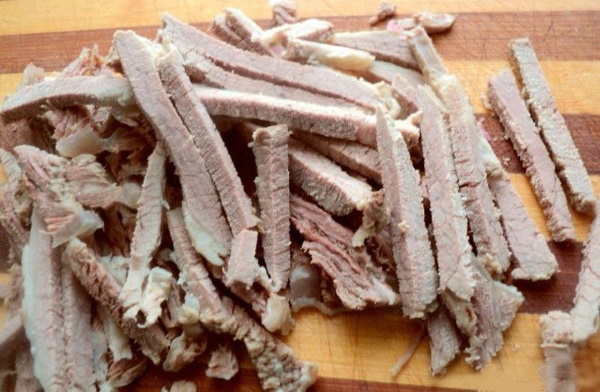 Салат Мясной. Классический рецепт, слоеный, с говядиной, огурцами, грибами, черносливом, орехами, луком