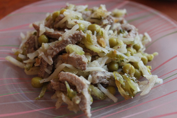 Салат Мясной. Классический рецепт, слоеный, с говядиной, огурцами, грибами, черносливом, орехами, луком