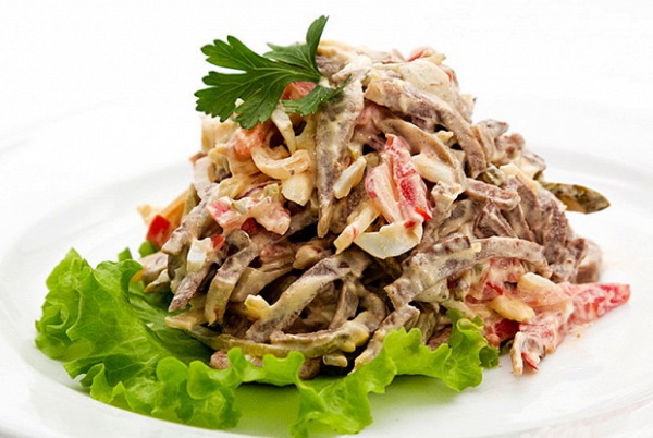 Салат Мясной. Классический рецепт, слоеный, с говядиной, огурцами, грибами, черносливом, орехами, луком