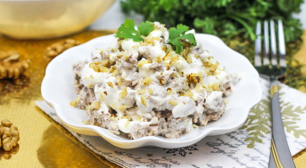 Салат Мясной. Классический рецепт, слоеный, с говядиной, огурцами, грибами, черносливом, орехами, луком