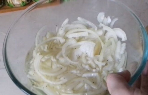 Салат Мясной. Классический рецепт, слоеный, с говядиной, огурцами, грибами, черносливом, орехами, луком