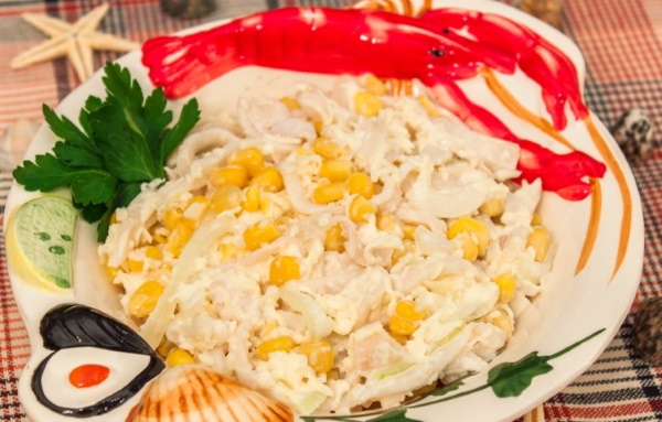 Салаты с кальмаром и яблоком. Рецепты с яйцом, огурцом свежим, маринованным, горошком