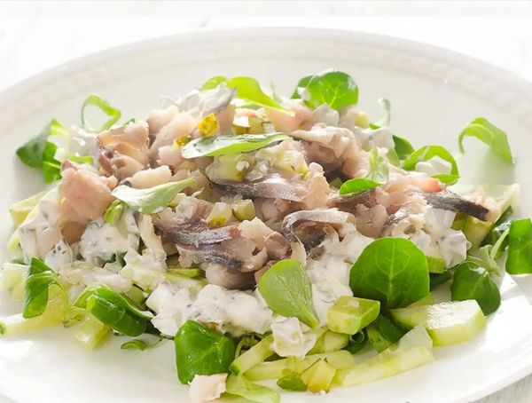 Салат с копченой скумбрией. Рецепты слоеного с горошком, огурцами, свеклой, картофелем, рисом