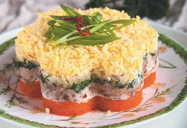 Салат с копченой скумбрией. Рецепты слоеного с горошком, огурцами, свеклой, картофелем, рисом