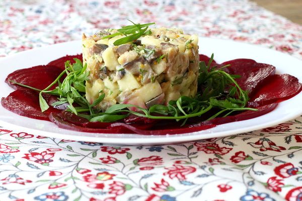 Салат с копченой скумбрией. Рецепты слоеного с горошком, огурцами, свеклой, картофелем, рисом