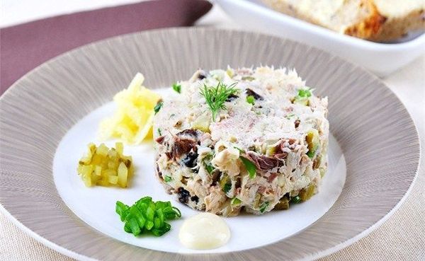 Салат с копченой скумбрией. Рецепты слоеного с горошком, огурцами, свеклой, картофелем, рисом