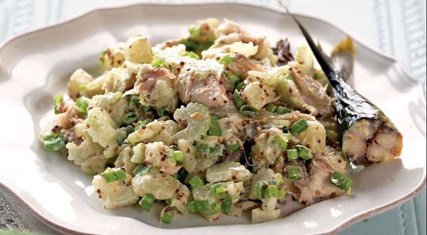 Салат с копченой скумбрией. Рецепты слоеного с горошком, огурцами, свеклой, картофелем, рисом