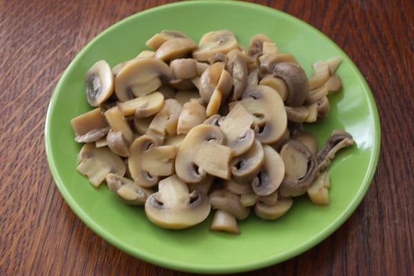 Салат с копченой скумбрией. Рецепты слоеного с горошком, огурцами, свеклой, картофелем, рисом