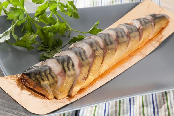 Салат с копченой скумбрией. Рецепты слоеного с горошком, огурцами, свеклой, картофелем, рисом