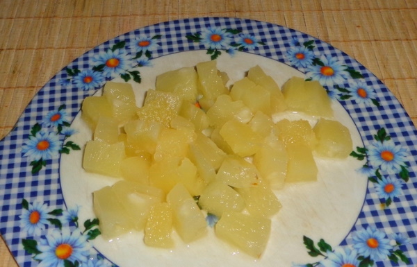Салат с яблоком и курицей, сыром, яйцом, сельдереем, ананасом, перцем, киви, морковкой. Рецепты пошагово
