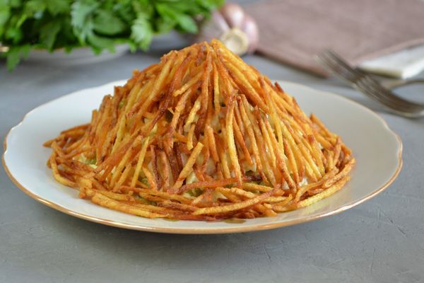 Салаты с жареной картошкой соломкой. Рецепты с курицей, огурцом, ветчиной, морковкой, свеклой, грибами