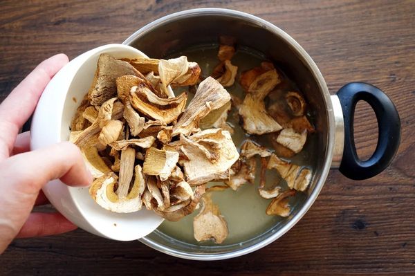 Салаты с жареной картошкой соломкой. Рецепты с курицей, огурцом, ветчиной, морковкой, свеклой, грибами