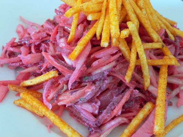 Салаты с жареной картошкой соломкой. Рецепты с курицей, огурцом, ветчиной, морковкой, свеклой, грибами