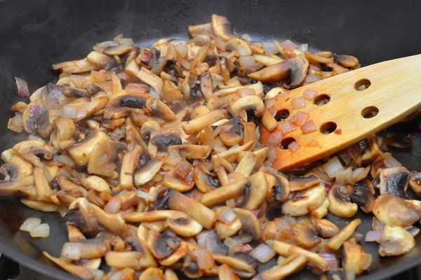 Салаты с жареной картошкой соломкой. Рецепты с курицей, огурцом, ветчиной, морковкой, свеклой, грибами