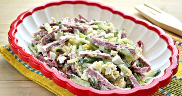 Салаты из колбасы копченой, красной фасоли, кукурузы, капусты