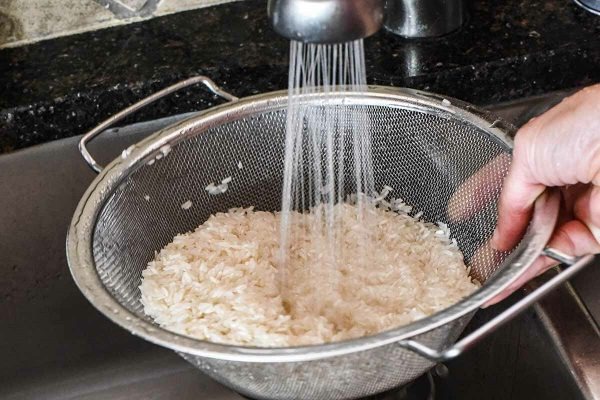 Салаты из колбасы копченой, красной фасоли, кукурузы, капусты