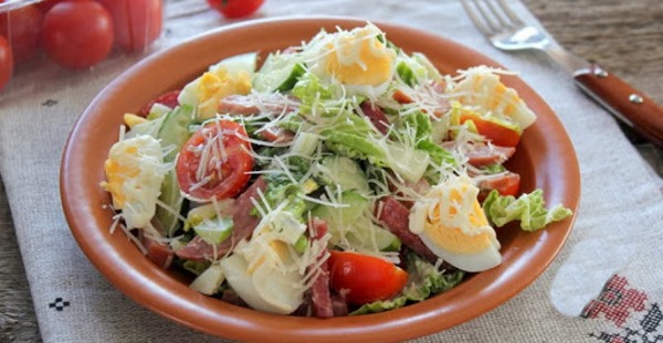 Салаты из колбасы копченой, красной фасоли, кукурузы, капусты