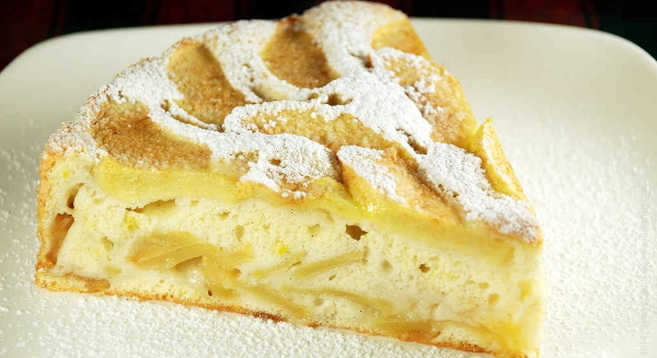 Шарлотка в микроволновке с яблоками. Рецепт с корицей, сгущенкой, творогом, бананами, ягодами