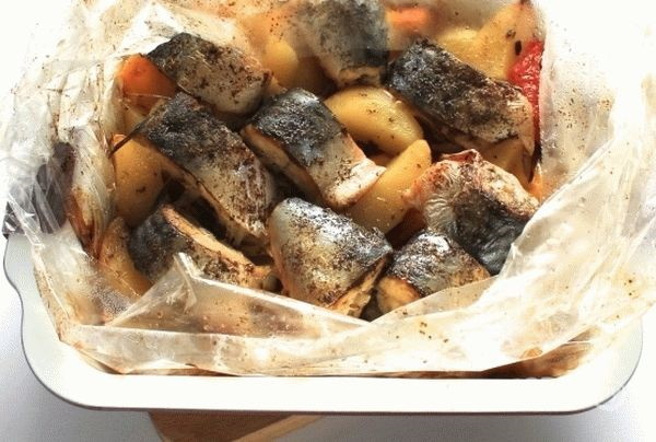 Скумбрия с картошкой в духовке. Рецепты с майонезом, лимоном, луком, сметаной, в фольге, рукаве на противне