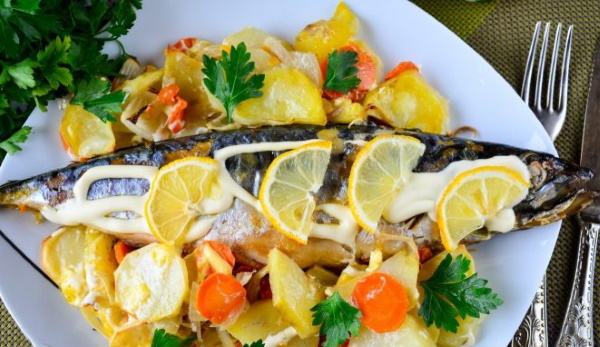 Скумбрия с картошкой в духовке. Рецепты с майонезом, лимоном, луком, сметаной, в фольге, рукаве на противне