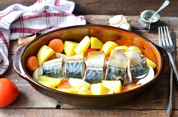 Скумбрия с картошкой в духовке. Рецепты с майонезом, лимоном, луком, сметаной, в фольге, рукаве на противне