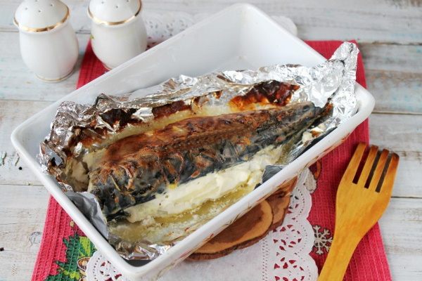 Скумбрия с картошкой в духовке. Рецепты с майонезом, лимоном, луком, сметаной, в фольге, рукаве на противне