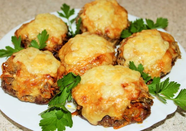 Стожки из фарша. Рецепт в духовке, мультиварке с помидорами, сыром, картошкой, грибами, капустой, яйцом