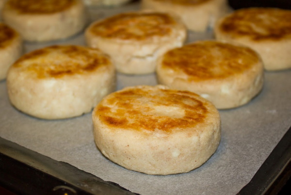 Сырники из творога с манкой в духовке воздушные, нежные, пышные. Рецепт в формочках, на противне с яйцом, изюмом, мукой и без