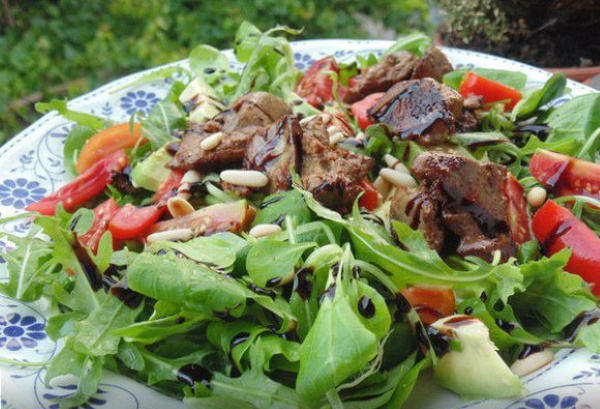 Теплый салат с печенью куриной. Рецепт с рукколой, апельсином, грибами, грушей, виноградом, медом, от Высоцкой, Зимина, Лазерсона